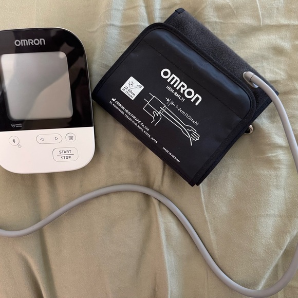 OMRON Black and White Digital Blood Pressure Monitor - Picture 1 of 1